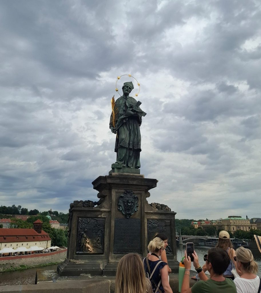 Jan Nepomuk, pe podul Carol