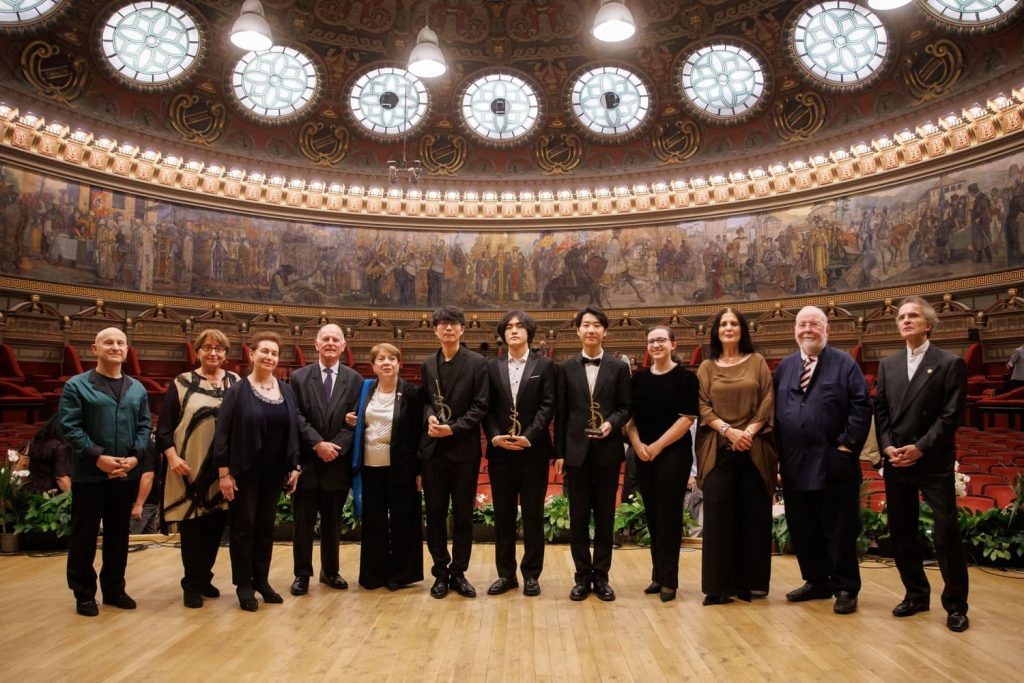 Juriul-Sectiunii-Pian-Concursul-Enescu-2026-alaturi-de-laureatii-editiei.-foto-Andrei-Gindac-Two-Bugs