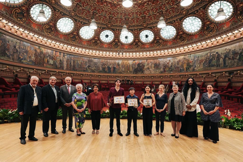 Juriul-Sectiunii-Vioara-alaturi-de-laureati.-Concursul-Enescu-2026.-foto-Alex-Damian