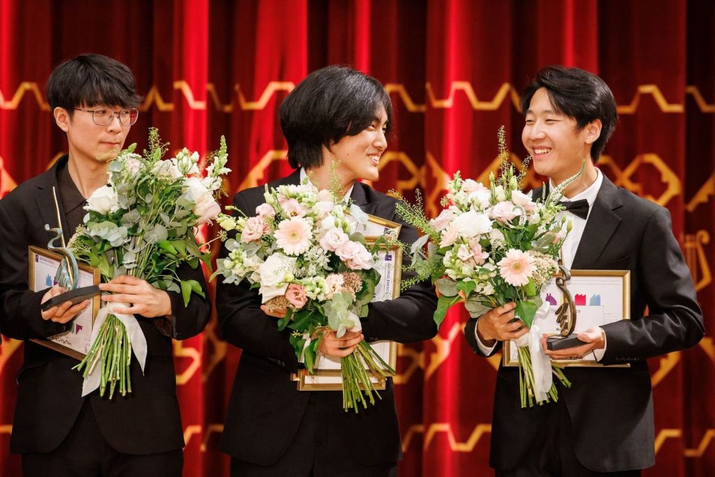 Pin-Hong-Lin-Jeongwoo-Lee-Yiming-Guo-Laureatii-Sectiunii-Pian.-Concursul-Enescu-2026.-foto-Andrei-Gindac-Two-Bugs